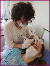 Annette Möller erstellt ein Permanent-Make-up